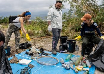 Com apoio de voluntários, quase meia tonelada de resíduos é removida durante a Semana de Limpeza dos Manguezais em São Sebastião