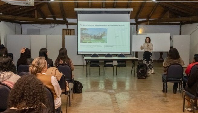 Formação sobre práticas educacionais antirracistas fortalece atuação de professores da Educação Infantil na Costa Sul