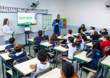 Alunos participam de palestra sobre Fake News pelo Programa Escola e Comunidade
