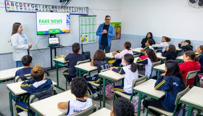 Alunos participam de palestra sobre Fake News pelo Programa Escola e Comunidade