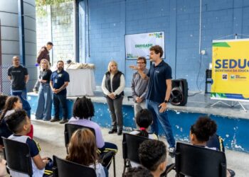 Alunos da EM Henrique Tavares de Jesus participam de palestra sobre preservação dos oceanos dentro do EDP Circuito de Surf Colegial 2025