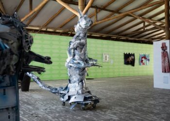 Exposição ‘Cuide-se’ transforma resíduos em arte e mobiliza Maresias para a sustentabilidade