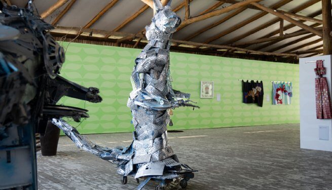 Exposição ‘Cuide-se’ transforma resíduos em arte e mobiliza Maresias para a sustentabilidade