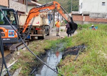 Prefeitura de São Sebastião realiza limpeza de valas em Cambury para prevenir alagamentos