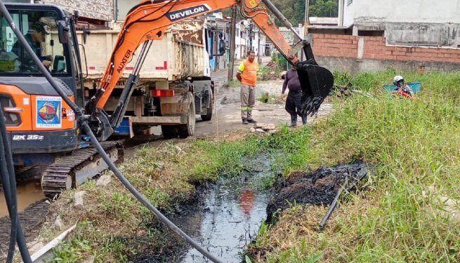 Prefeitura de São Sebastião realiza limpeza de valas em Cambury para prevenir alagamentos