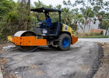 Prefeitura de São Sebastião abre e pavimenta rua no São Francisco e marca mais de 120 serviços executados na semana