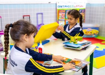 Alunos da rede municipal de São Sebastião retornam às aulas com kits de material escolar