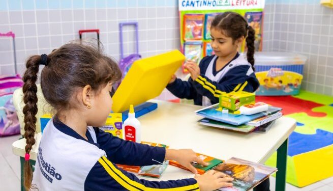 Alunos da rede municipal de São Sebastião retornam às aulas com kits de material escolar