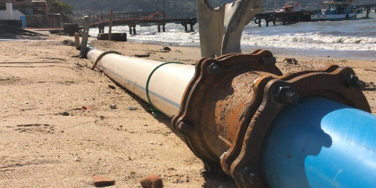 Sabesp conclui retirada de tubulações antigas na Praia de São Francisco, em São Sebastião