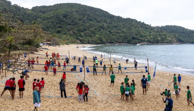 Projeto leva vivência de Beach Tennis a estudantes de Toque-Toque Pequeno e Maresias