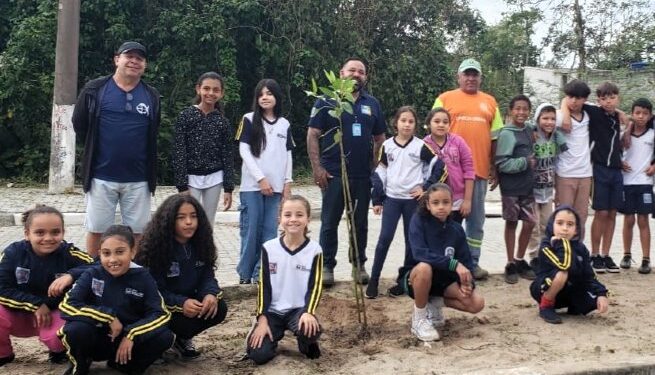 Prefeitura de São Sebastião leva ação do Plano de Arborização Urbana para Boraceia e planta 136 mudas