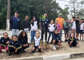 Prefeitura de São Sebastião leva ação do Plano de Arborização Urbana para Boraceia e planta 136 mudas