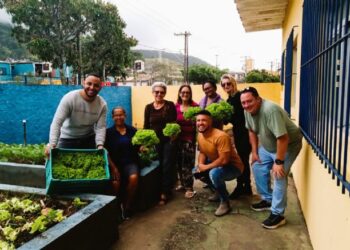 Prefeitura de São Sebastião realiza colheita de 150 hortaliças com o projeto ‘Horta para Todos’