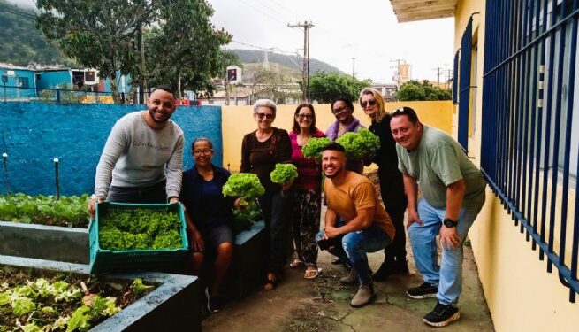 Prefeitura de São Sebastião realiza colheita de 150 hortaliças com o projeto ‘Horta para Todos’
