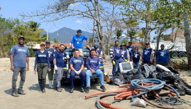 Prefeitura de São Sebastião retira TV e sofá do mangue da Enseada em ação que remove 350 kg de lixo