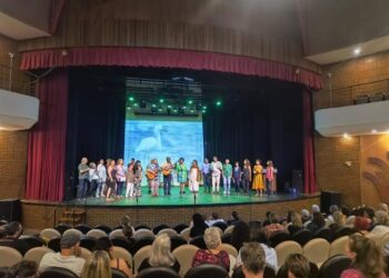 Sarau do Meio Ambiente reúne arte e consciência ecológica no Teatro Municipal de São Sebastião