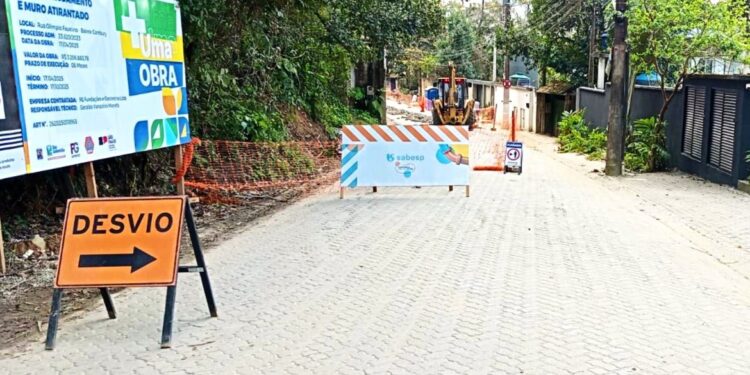 Rua Olímpio Faustino, em Cambury, é interditada para implantação de obras de esgotamento sanitário