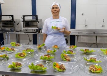Cecília de Paula vence 1º Concurso ‘Chef Cozinheira Escolar: Sabores da Alimentação Escolar’ com prato ‘Quibe Legal’