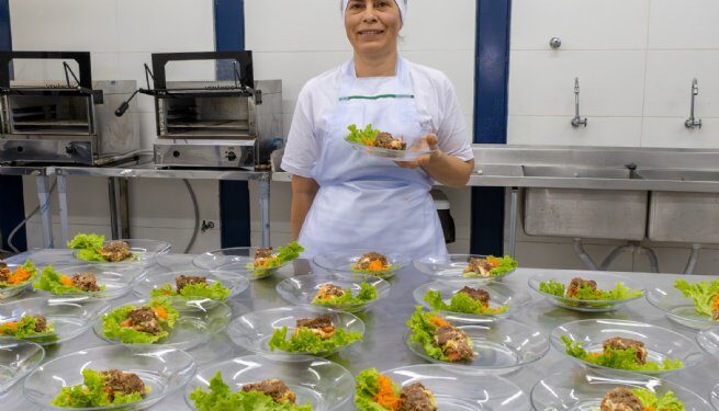 Cecília de Paula vence 1º Concurso ‘Chef Cozinheira Escolar: Sabores da Alimentação Escolar’ com prato ‘Quibe Legal’