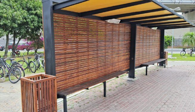 Prefeitura de São Sebastião revitaliza novo ponto de ônibus com mão de obra própria e custo zero