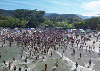 Desafio Speedo tem grande público e agita Barra do Sahy com cerca de mil nadadores