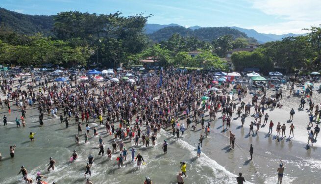 Desafio Speedo tem grande público e agita Barra do Sahy com cerca de mil nadadores