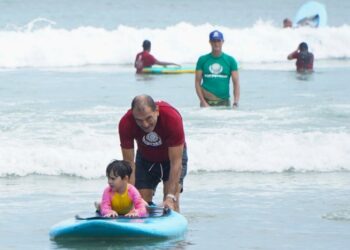 Surf para Todos promove aula especial com participação da secretária estadual de Esportes em Maresias