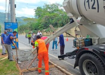 Prefeitura de São Sebastião implanta calçada no bairro do Arrastão