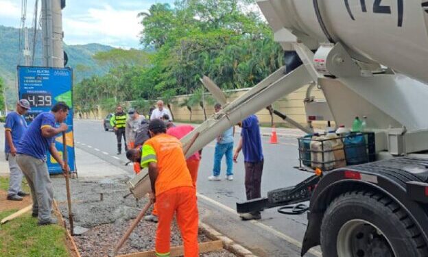 Prefeitura de São Sebastião implanta calçada no bairro do Arrastão