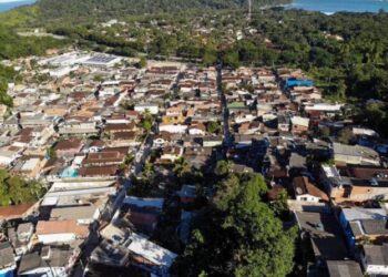 Prefeitura de São Sebastião, Amovila e ICC se reúnem com moradores da Vila Sahy para apresentar Plano de Cadastramento Socioeconômico