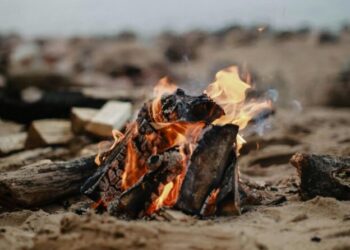 Prefeitura de São Sebastião reforça regras sobre acampamentos, fogueiras e ocupação da faixa de areia