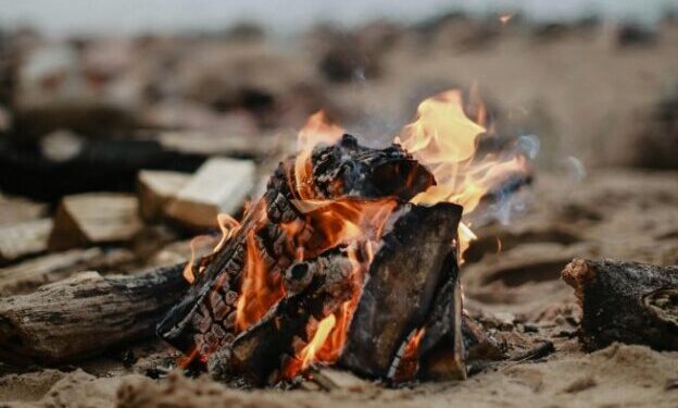Prefeitura de São Sebastião reforça regras sobre acampamentos, fogueiras e ocupação da faixa de areia