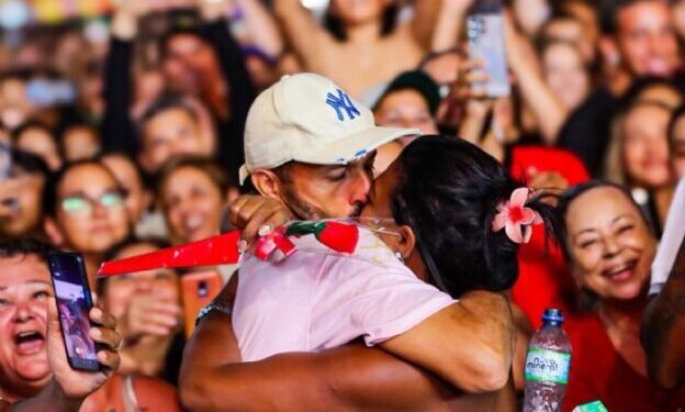 Shows de Wesley Safadão e Ana Castela reúnem mais de 90 mil pessoas na Rua da Praia