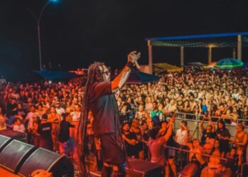 Festival de Verão reúne milhares de fãs de Marcelo Falcão em show inédito na Praça Pôr do Sol
