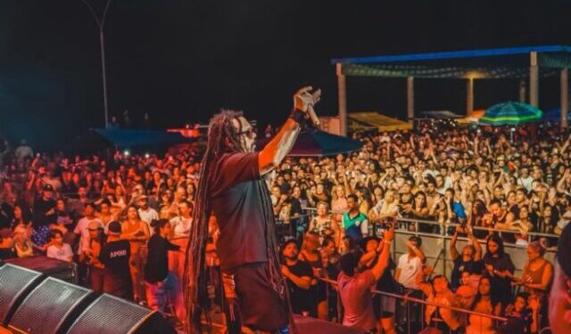 Festival de Verão reúne milhares de fãs de Marcelo Falcão em show inédito na Praça Pôr do Sol