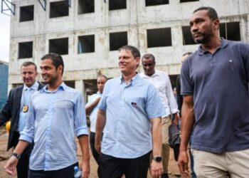 Governador e Prefeito realizam vistoria em obras habitacionais da CDHU na Topolândia e reforçam investimentos estaduais em São Sebastião
