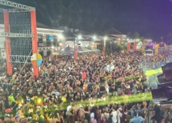 Bloco do Sujo arrasta em torno de 50 mil foliões e toma Centro Histórico de São Sebastião