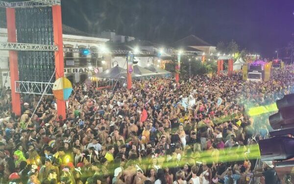 Bloco do Sujo arrasta em torno de 50 mil foliões e toma Centro Histórico de São Sebastião