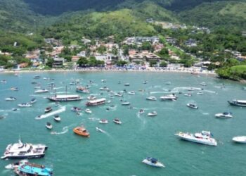 Com 150 embarcações, Carnamar leva espetáculo náutico ao Canal de São Sebastião