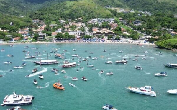 Com 150 embarcações, Carnamar leva espetáculo náutico ao Canal de São Sebastião