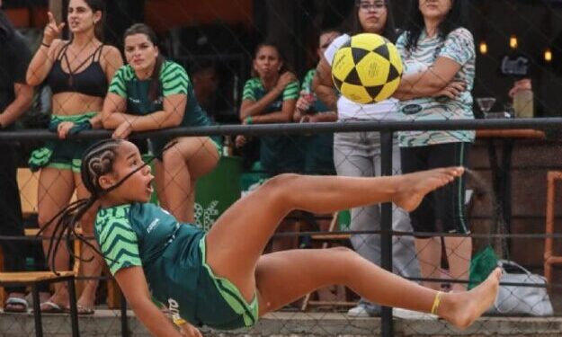 Arena Verão+ 2026 traz principais atletas do futevôlei feminino para São Sebastião no mês das mulheres