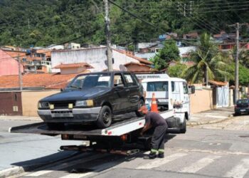 Prefeitura de São Sebastião inicia operação ‘Cidade Limpa’ e recolhe veículos abandonados em vias públicas