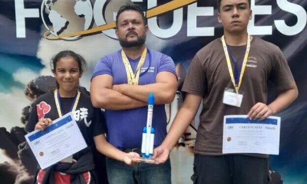 Alunos da EM Prof.ª Patrícia Viviani Santana conquistam três troféus na 18ª Jornada de Foguetes
