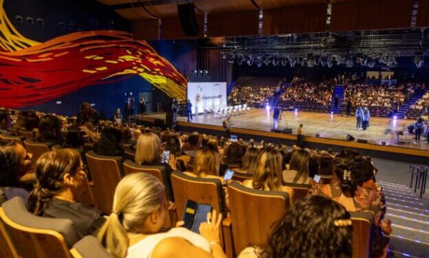 Governador entrega Prêmio de Excelência a São Sebastião, destaque em alfabetização no Estado