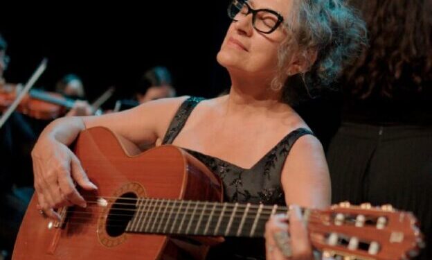  Sarau Azul apresenta espetáculo musical para celebrar Dia Internacional da Poesia em São Sebastião