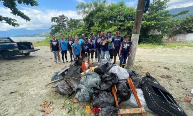 Prefeitura de São Sebastião participa de ação de limpeza e educação ambiental no mangue da Enseada