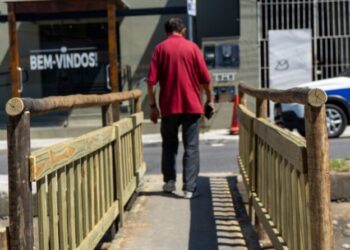 Prefeitura reconstrói corrimãos de passarelas no córrego Mãe Isabel, na Topolândia