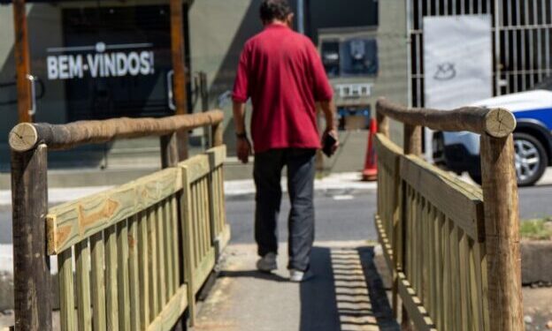 Prefeitura reconstrói corrimãos de passarelas no córrego Mãe Isabel, na Topolândia
