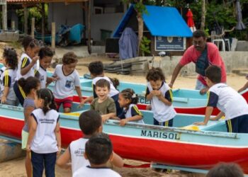 Projeto Bolhinhas Caiçaras une ciência e saber ancestral na praia de Toque-Toque Pequeno