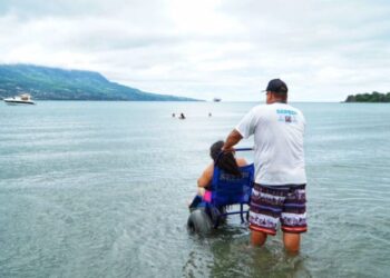São Sebastião promove ação de surf adaptado voltada à inclusão na Praia da Baleia